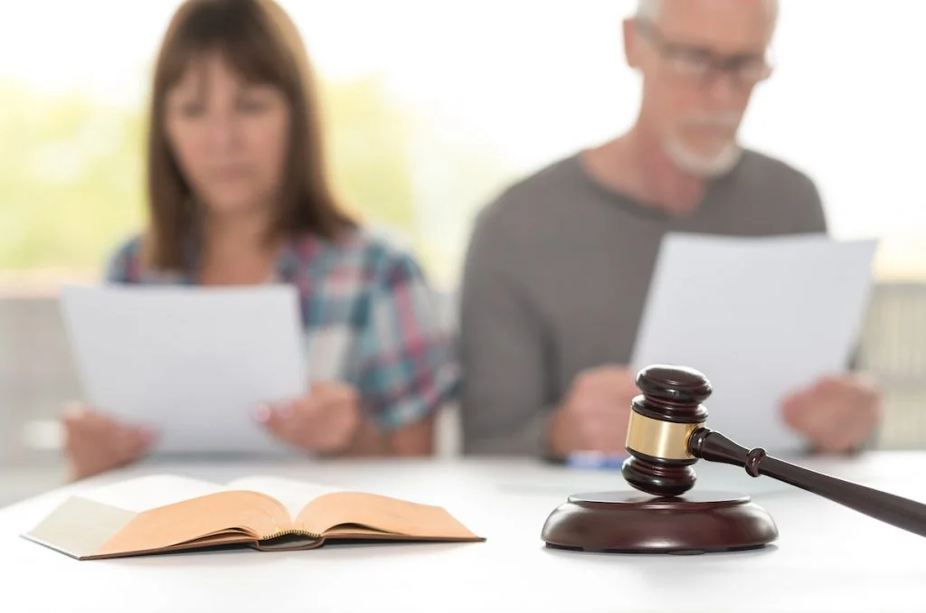 Couple-going-through-divorce-courtroom-1024x678