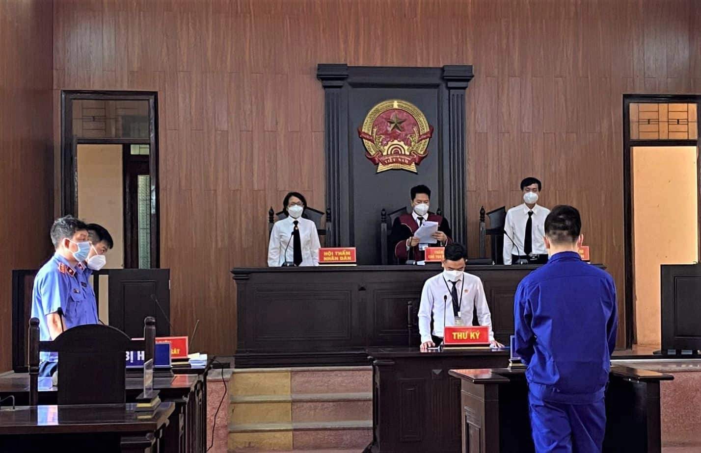 Cận cảnh phiên tòa hình sự trực tuyến đầu tiên ở TP HCM  Báo Người lao động