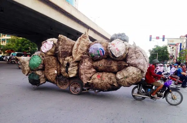 Xe máy chở hàng cồng kềnh phạt bao nhiêu tiền?