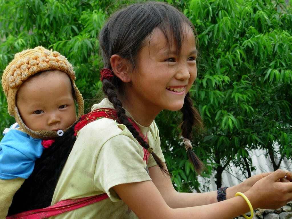 Tảo hôn là một truyền thống đặc biệt của các dân tộc vùng cao. Hãy cùng tìm hiểu về nghi lễ và ý nghĩa của tảo hôn, cũng như những câu chuyện đầy thú vị xoay quanh hôn nhân trong văn hóa Việt Nam.