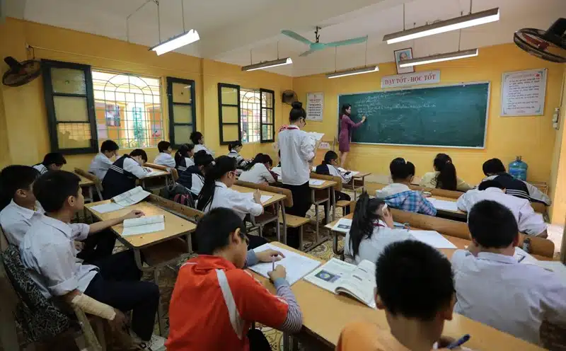 What are some common examples of Mẫu bản cam kết đánh nhau (commitments to not fight) that require additional input from the school?