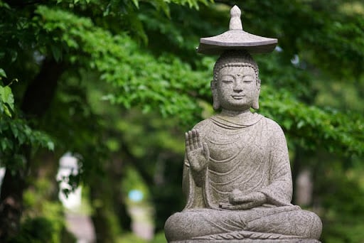 Điểm khác nhau giữa triết học Phật giáo và triết học tây phương là gì?

